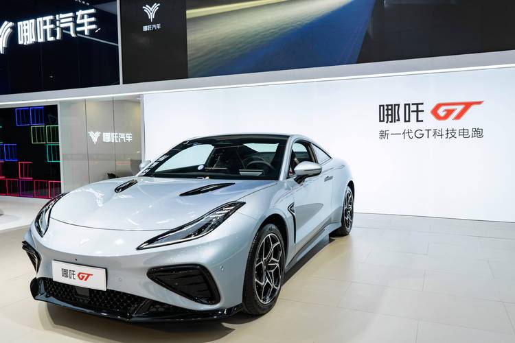 重庆280哪吒汽车在智能汽车领域的表现，领途汽车在新能源汽车市场中的影响力